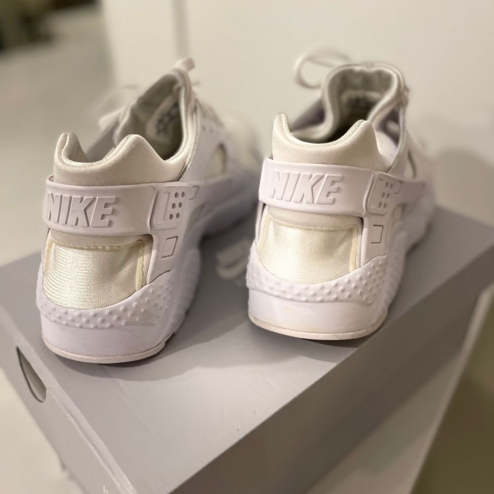 Nike Huarache *All Whites* 7Y